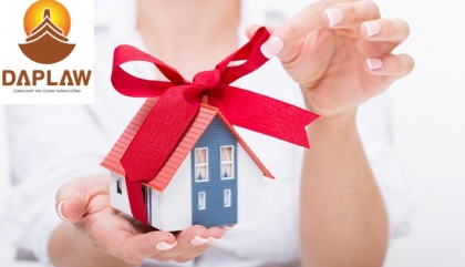 Ông bà nội tặng cho cháu nhà đất có bị mất thuế không?